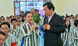 Trao sách Hạt giống tâm hồn và trò chuyện với các phạm nhân trong tù 