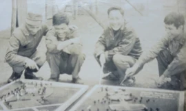 Họa sĩ, nhà văn Đỗ Phấn thời quân ngũ (ngoài cùng bên phải)