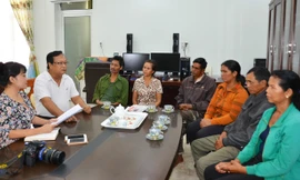 Ba đôi vợ chồng nghèo nhờ luật sư Nhàn đưa đến trụ sở Văn phòng đại diện báo Tiền Phong tại Tây Nguyên kêu cứu