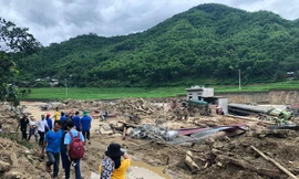 Lũ cuốn trôi bản làng đe dọa tính mạng nhiều người dân. Ảnh: H.Lam