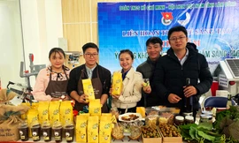 Giới thiệu các sản phẩm khởi nghiệp của thanh niên Lâm Ðồng. ẢNH: KIM ANH 