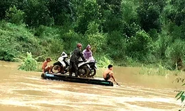 Thầy cô giáo đi bè để vào trường dạy 