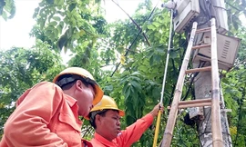 Ghi chỉ số điện tiêu thụ. Ảnh: Hoa Việt Cường 