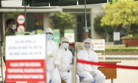 Trạm kiểm soát ở Bệnh viện Bạch Mai. Ảnh: Như Ý 