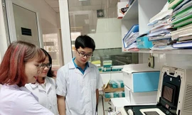 Nữ tiến sĩ Nguyễn Thị Trang (bên trái) hướng dẫn sinh viên nghiên cứu. Ảnh: NVCC