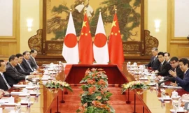 Hai Thủ tướng Nhật Bản và Trung Quốc lần đầu tiên hội đàm tại Bắc Kinh sau 7 năm quan hệ căng thẳng. Ảnh: Getty Images