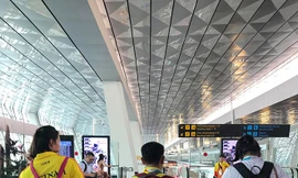 Những VÐV Việt Nam chờ chuyến bay thương mại về nước ngày 2/9. Họ không có chỗ trên chuyên cơ chở những VÐV được vinh danh và quan chức. Ảnh: VP