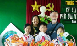 Vợ chồng bà Phan Thị Thu Lan (48 tuổi) và ông Roy Erle Hornsby trong một lần trao quà cho trẻ em Hội An