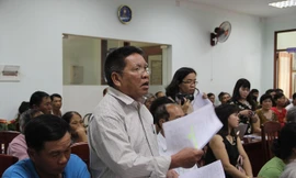 Cử tri Lê Ðức Thuận kiến nghị. Ảnh: Tr.Ðịnh 