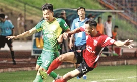 Pha vào bóng nguy hiểm của Nguyễn Tuấn Ðạt (số 22) 