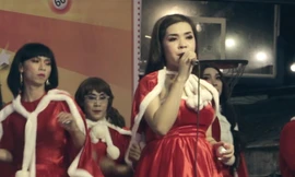 Nghệ sĩ trên sân khấu thể hiện những con số qua các câu hát tạo không khí hấp dẫn cho khán giả