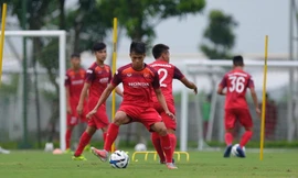 Các cầu thủ ÐT U22 Việt Nam tập luyện trước ngày lên đường sang Trung Quốc. Ảnh: VSI