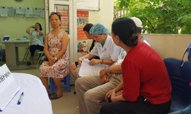 Bác sĩ khám cho người dân phường Hạ Ðình. Ảnh: T.H