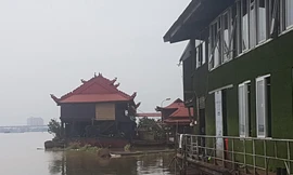 Các khu nhà nổi quy mô lớn cạnh bờ thuộc địa phận phường Chương Dương, quận Hoàn Kiếm