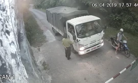 Xe chở gỗ của Biên phòng đi qua trạm Kiểm lâm của VQG Phong Nha - Kẻ Bàng, nhưng không cho kiểm lâm sao lưu hồ sơ gỗ với lí do “bí mật quân sự”