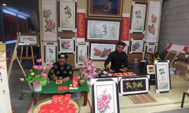 Ngày càng xuất hiện nhiều “ông đồ” trẻ dịp đầu xuân. Ảnh: U.P 