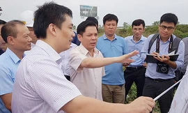 Bộ trưởng GTVT Nguyễn Văn Thể (giữa) kiểm tra Dự án nâng cấp Quốc lộ 1 đoạn Hà Nội - Lạng Sơn tháng 7/2018. Ảnh: MT