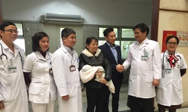 Sản phụ N. (bế con) trong ngày bé xuất viện 19/12 