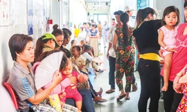 Quá tải bệnh nhi tay chân miệng, sởi, sốt xuất huyết Ảnh: PV