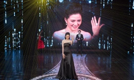 Ðinh Hiền Anh khoe nhẫn kim cương tại đêm chung kết Nữ hoàng Kim cương 2017. Ảnh: Nguyễn Vũ 