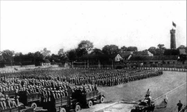 Các đơn vị tập trung tại sân Ðoan Môn, di tích Hoàng thành Thăng Long trong lễ chào cờ ngày 10/10/1954. Ảnh: Tư liệu