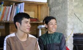 Tạ Quang Thanh cùng mẹ trò chuyện với phóng viên báo Quảng Bình 