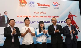 Ðại diện báo Tiền Phong chào mừng các đề cử đến dự buổi tọa đàm. Ảnh: Như Ý 