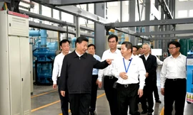 Chủ tịch Trung Quốc Tập Cận Bình viếng thăm một mỏ đất hiếm ở tỉnh Giang Tây đầu tuần trước. Ði cùng có Phó thủ tướng Lưu Hạc, quan chức cấp cao trực tiếp đàm phán thương mại với Mỹ. Ảnh: Xinhua