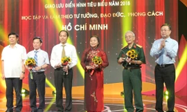 Giao lưu với các điển hình tiêu biểu trong việc học tập và làm theo tư tưởng, đạo đức, phong cách Hồ Chí Minh năm 2018. Ảnh: HMT 
