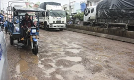 Quốc lộ 1A đoạn qua địa bàn tỉnh Bình Định bị xuống cấp nghiêm trọng chỉ sau vài cơn mưa đầu mùa tháng 10 vừa qua. Ảnh: Tr. Định