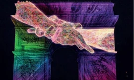 Đôi bàn tay siết chặt thể hiện tình đoàn kết năm châu