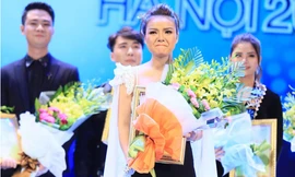 Thùy Liên không kìm nổi xúc động khi biết mình đoạt giải Nhất Giọng hát hay Hà Nội. Ảnh: Thế Dương