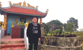 Tác giả trước ngôi mộ cụ bà, vợ Lê Tư Tề 