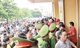 Cổ động viên thành Nam kéo tới sân Thiên Trường chờ giờ mở cửa. Ảnh: VSI