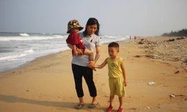 Nữ ngư phủ Phạm Thị Huệ cùng 2 con nơi bờ biển chị vừa may mắn thoát chết