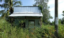 Nhà cửa đóng then cài. ẢNH: HÒA HỘI