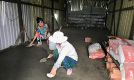 Nhà bà Ngọc đang trát nền 