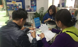 Các cam kết lâu dài của khách chưa có biện pháp tháo gỡ đang cản trở khách hàng chuyển mạng. Ảnh: Võ Hóa 