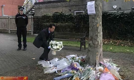 Thứ trưởng Ngoại giao Tô Anh Dũng đặt hoa tưởng niệm 39 nạn nhân. Ảnh: BNG 