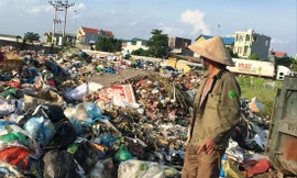 Rác thải đổ tràn lan, ùn ứ gây tình trạng ô nhiễm tại xã Liên Phương