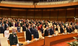 Các đại biểu và khách mời thực hiện nghi lễ chào cờ trước khi khai mạc kỳ họp