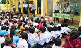 Thầy Khoa động viên học sinh toàn trường đừng bỏ lớp 