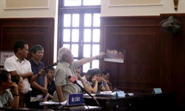 Ðại diện Viện ST&TNSV công bố các mẫu ảnh về lô gỗ giám định và khẳng định có thể phân biệt bằng mắt thường gỗ trắc và gỗ giáng hương. Ảnh: Giang Thanh