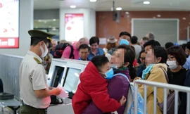Công dân Việt Nam từ vùng dịch trở về nước. Ảnh: PV