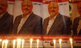 Nến được thắp trước những bức ảnh của nhà báo Khashoggi trước cổng Lãnh sự quán Ả rập Xê út tại Istanbul, Thổ Nhĩ Kỳ. Ảnh: Getty Images 