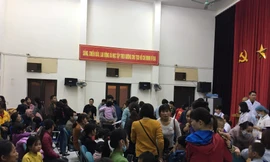 Hàng trăm phụ huynh đưa con lên Bệnh viện nhiệt đới T.Ư xét nghiệm sán lợn ngày 16/3. Ảnh: Thái Hà 