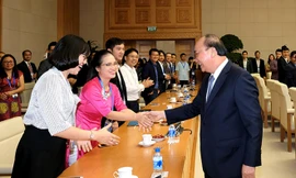 Thủ tướng Nguyễn Xuân Phúc gặp mặt 100 trí thức trẻ người Việt ở nước ngoài sáng 19/8. Ảnh: Quang Hiếu