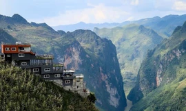 Panorama như gai bê tông giữa danh thắng. Ảnh: PV