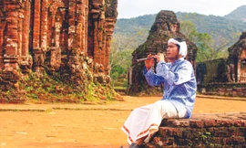 Gần mười năm nay, Thiên Thành Vũ là người giữ hồn kèn saranai, giữ văn hóa nghệ thuật Chăm giữa lòng Thánh địa. Ảnh: Giang Thanh