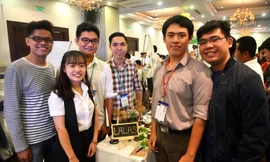 Nhóm tác giả dự án làm từ thiện trên ứng dụng Lalas tại ngày hội Vietnam Startup Day 2018. Ảnh: NVCC 